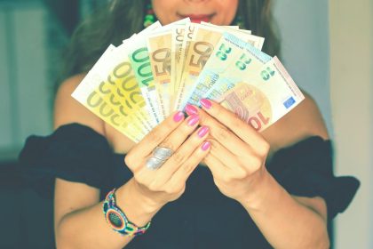 Pinigų manikiūras spalį 2025: kokios spalvos ir dienos pritrauks finansinę sėkmę