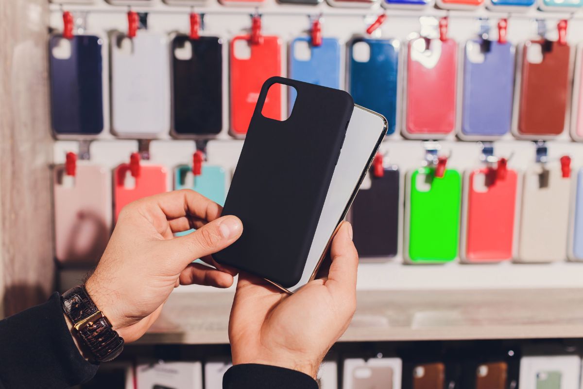 Silikonas, plastikas ar oda: kuri medžiaga telefono dėkliui geriausia?