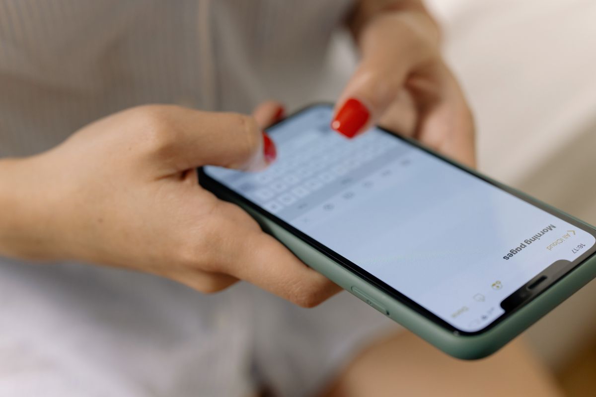 Kokios telefono funkcijos greitai iškrauna bateriją – apie kai kurias pamirštame