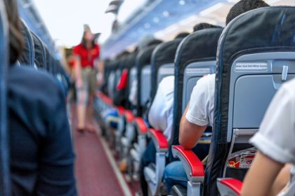 „WestJet“ įveda mokestį už sėdynės atlošimą: nauja taisyklė sukėlė pasipiktinimą