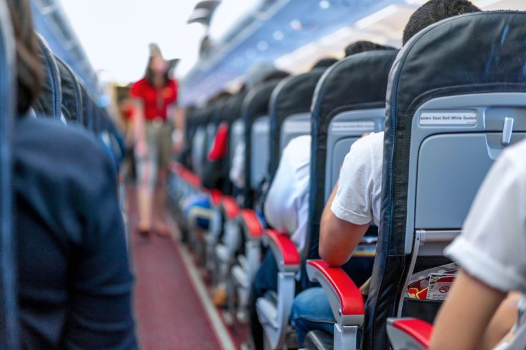 „WestJet“ įveda mokestį už sėdynės atlošimą: nauja taisyklė sukėlė pasipiktinimą