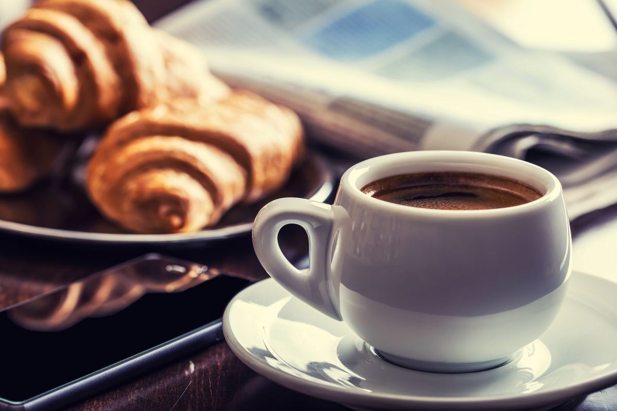 Ar prasminga šildyti šaltą kavą? Barista pateikė atsakymą