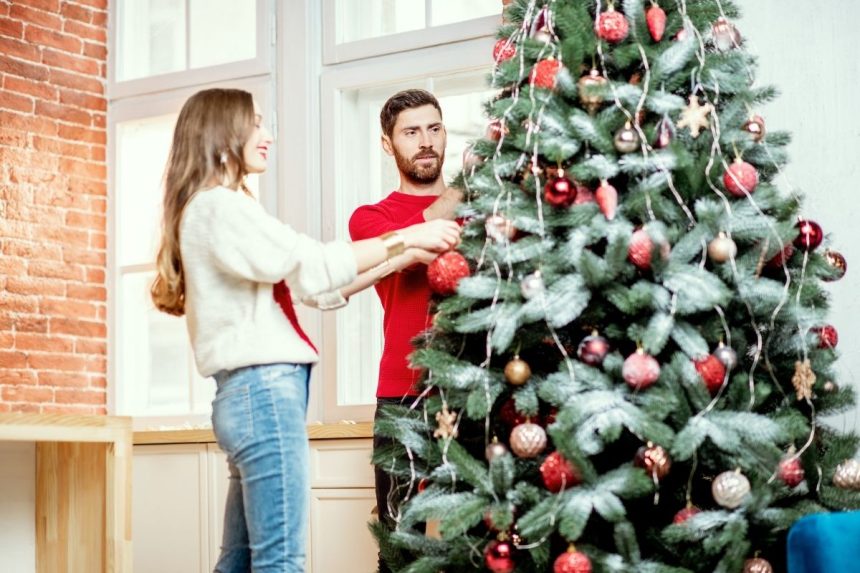 Kada statyti eglutę gruodį, kad pritrauktumėte sėkmę: palankiausios dienos ir taisyklė, kurios negalima ignoruoti