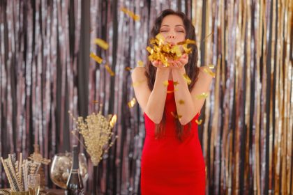 Naujųjų aprangos kodas 2026: pasirinkite savo Zodiako ženklui tinkamą spalvą, jei norite daugiau sėkmės