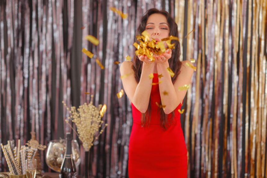 Naujųjų aprangos kodas 2026: pasirinkite savo Zodiako ženklui tinkamą spalvą, jei norite daugiau sėkmės