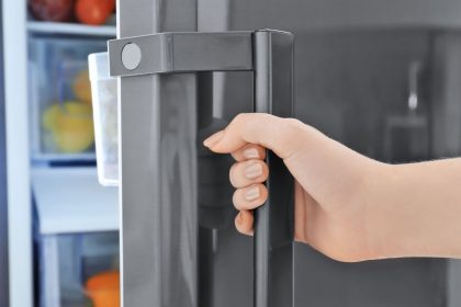 Neįtikėtini šaldiklio triukai: kodėl verta dėti megztinį, džinsus, avalynę ir net pėdkelnes