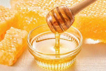 Tikras medus: bitininkas paaiškino, kaip namuose atpažinti klastotę