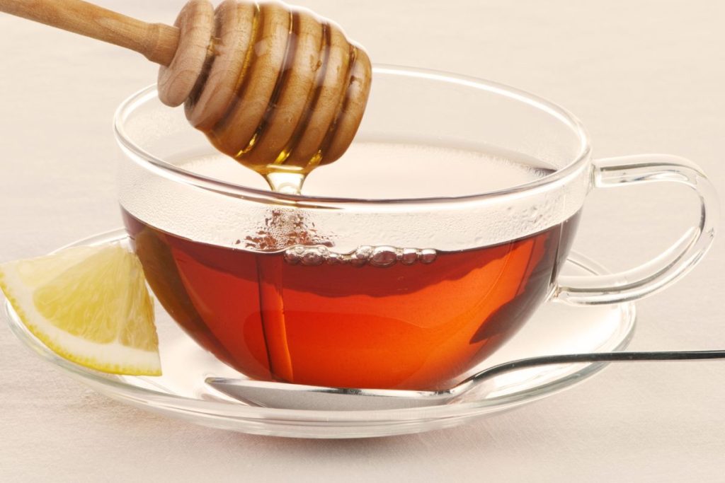 Ar galima dėti medų į karštą arbatą