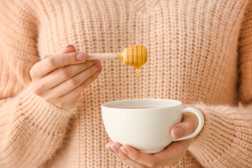 Karšta arbata su medumi – žalinga ar naudinga? Atsakymas nustebins