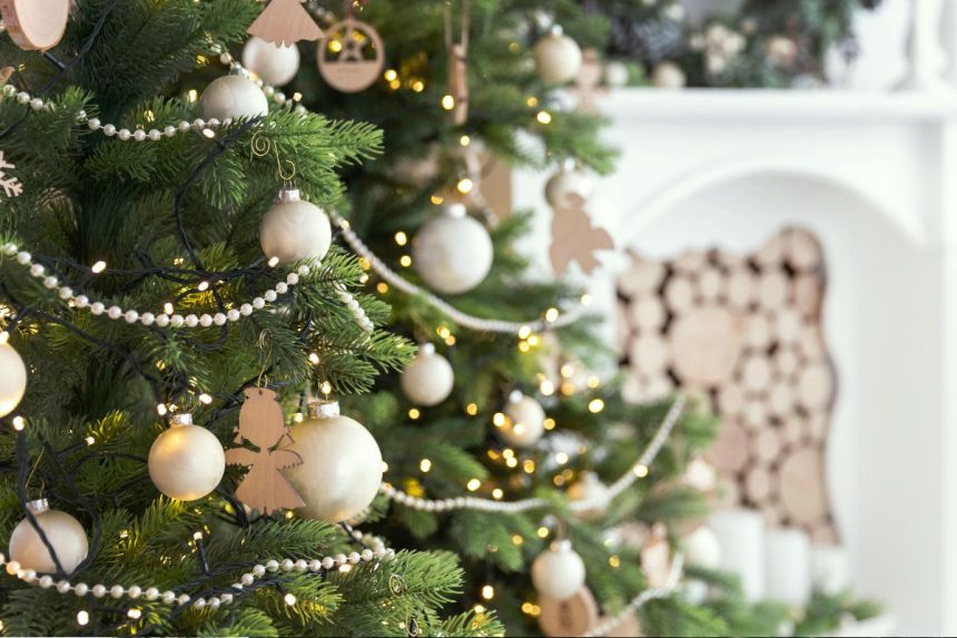 Paprastas triukas, kaip dirbtinei eglutei akimirksniu grąžinti vešlią formą