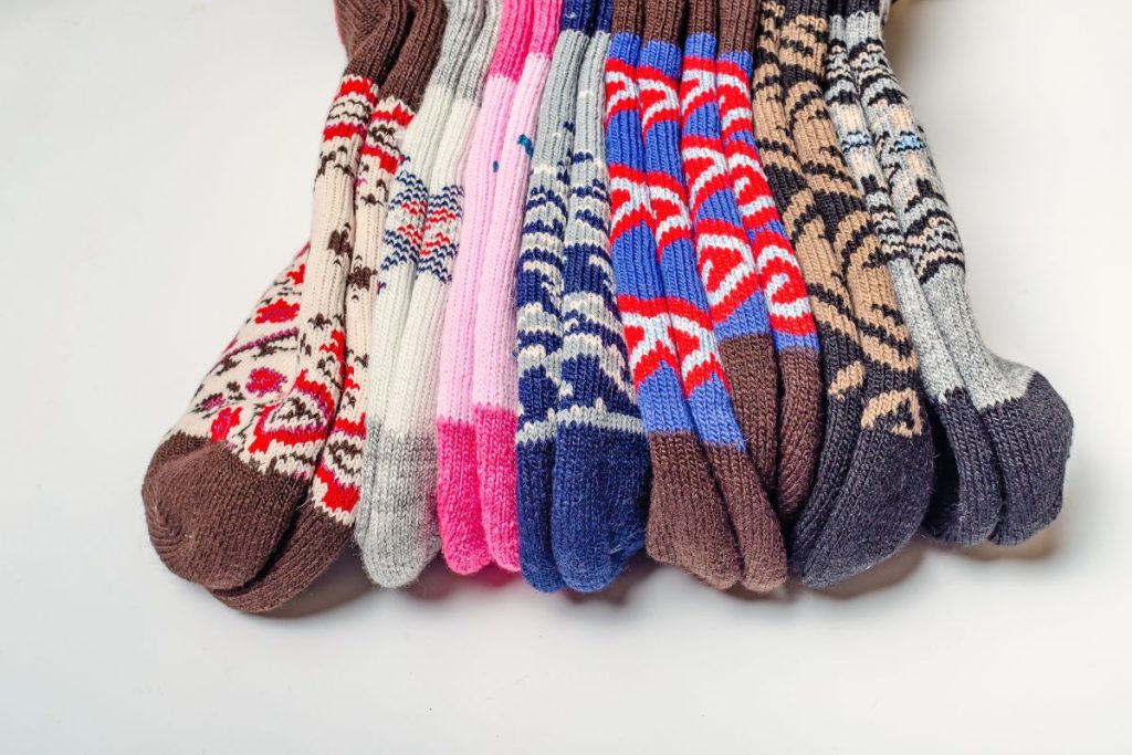 Ar verta mūvėti dvi poras kojinių