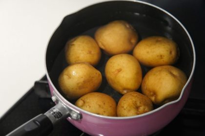 Kaip dvigubai greičiau išvirti bulves: du triukai, kuriuos žino tik virtuvės profesionalai