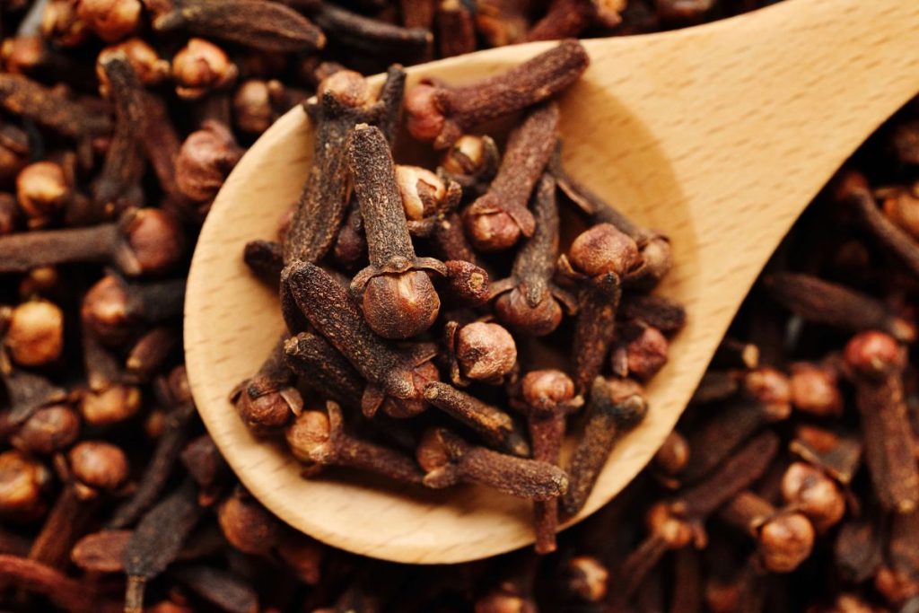 Kaip greitai pašalinti keptos žuvies kvapą