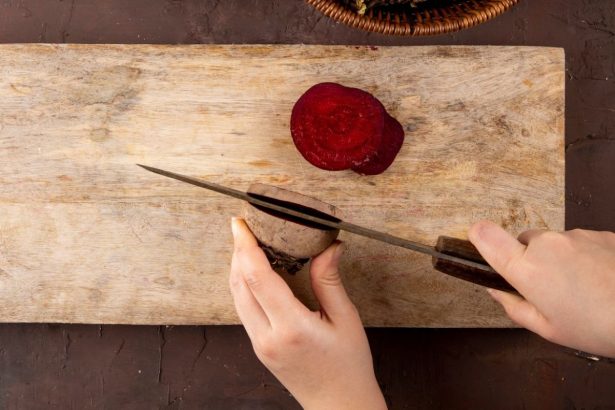 Kaip pjaustyti burokėlį nepažeidžiant rankų: 3 triukai, kurie tikrai veikia