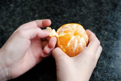 Dauguma žmonių mandarinus lupa neteisingai: pakanka vieno judesio