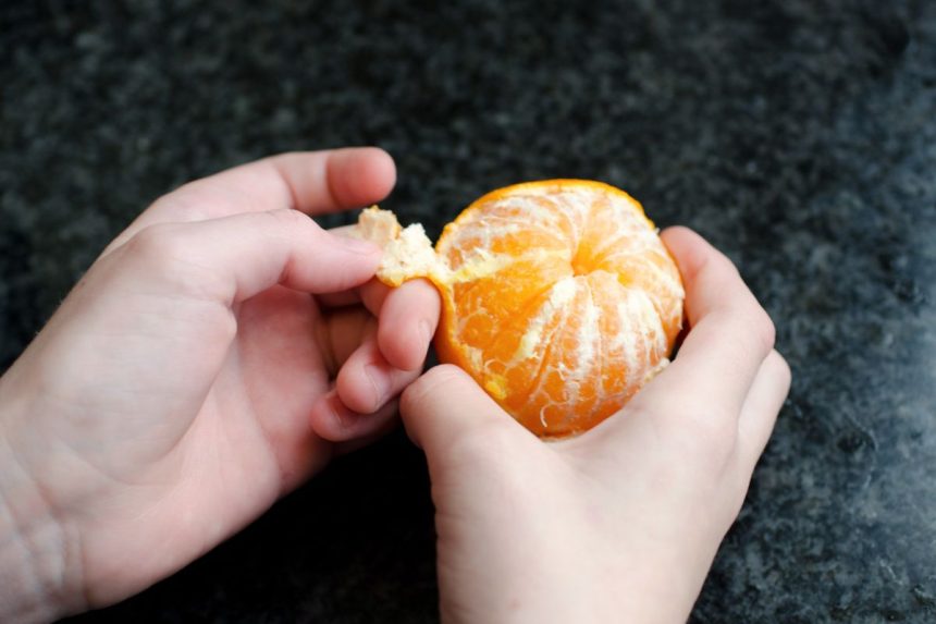 Dauguma žmonių mandarinus lupa neteisingai: pakanka vieno judesio