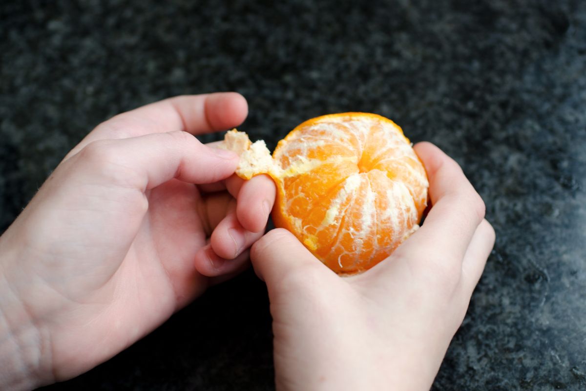 Dauguma žmonių mandarinus lupa neteisingai: pakanka vieno paprasto judesio