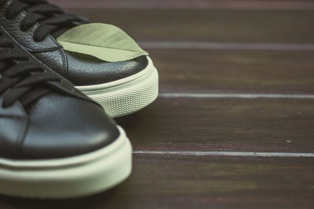 Kodėl verta dėti lauro lapus į žieminius batus: paprasta gudrybė, kuri naikina kvapus ir bakterijas