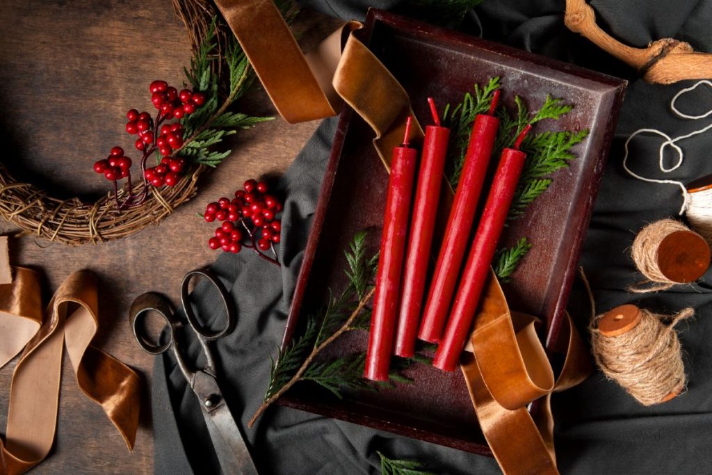 Uždekite raudoną arba auksinę žvakę