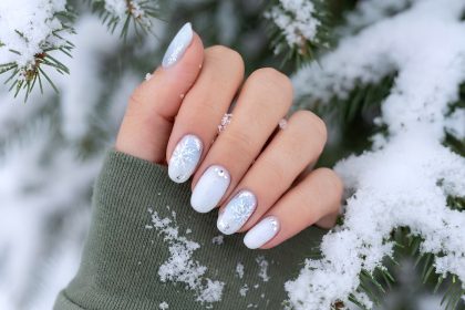 Pinigų manikiūras gruodžiui: ši spalva pritrauks sėkmę, meilę ir finansinę gausą