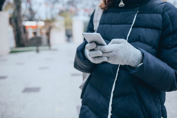 Kaip paprastai paversti įprastas pirštines lietimui jautriomis: žiemos triukas telefonui