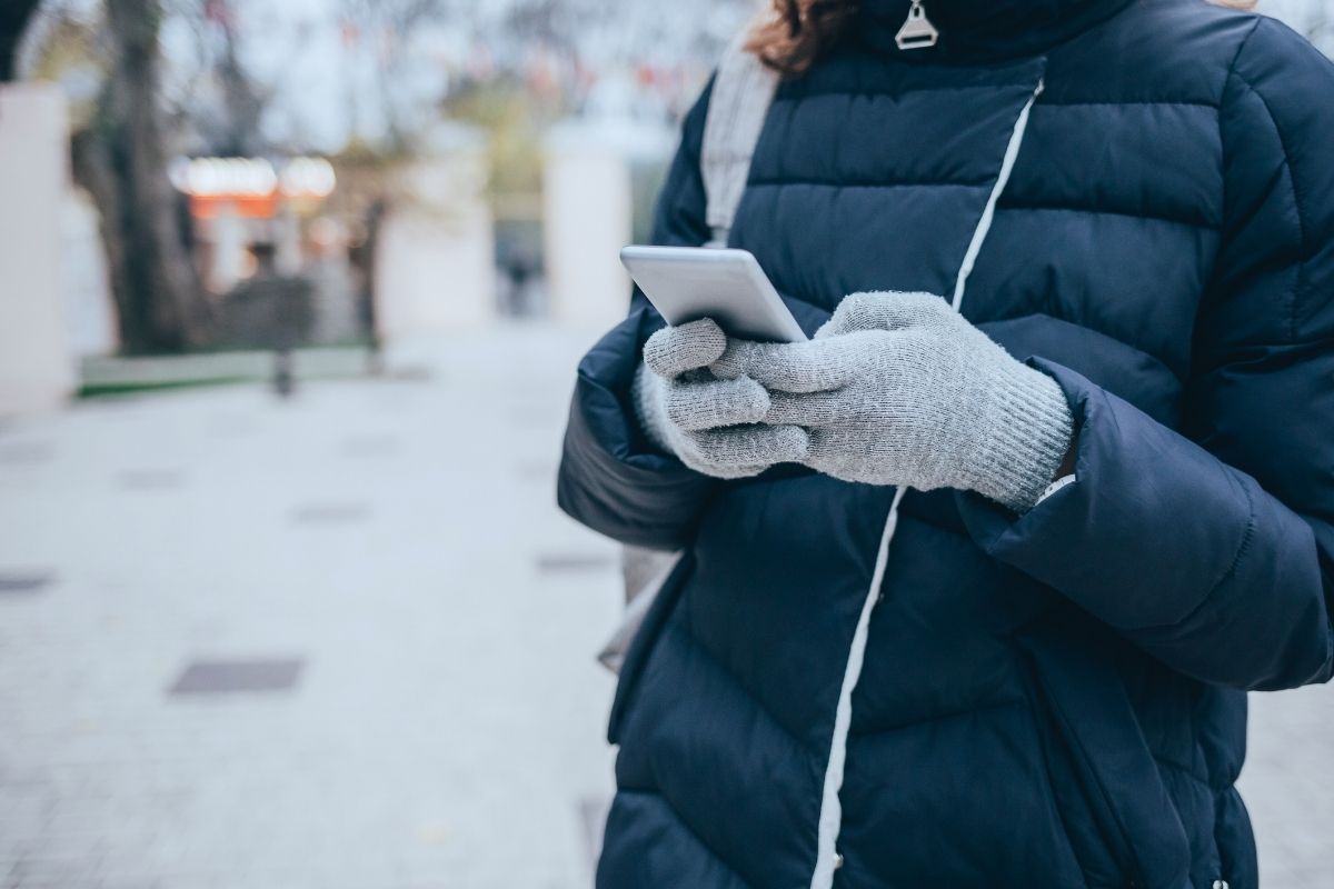 Kaip paversti įprastas pirštines lietimu valdomomis: žiemos gudrybė išmaniųjų telefonų naudotojams