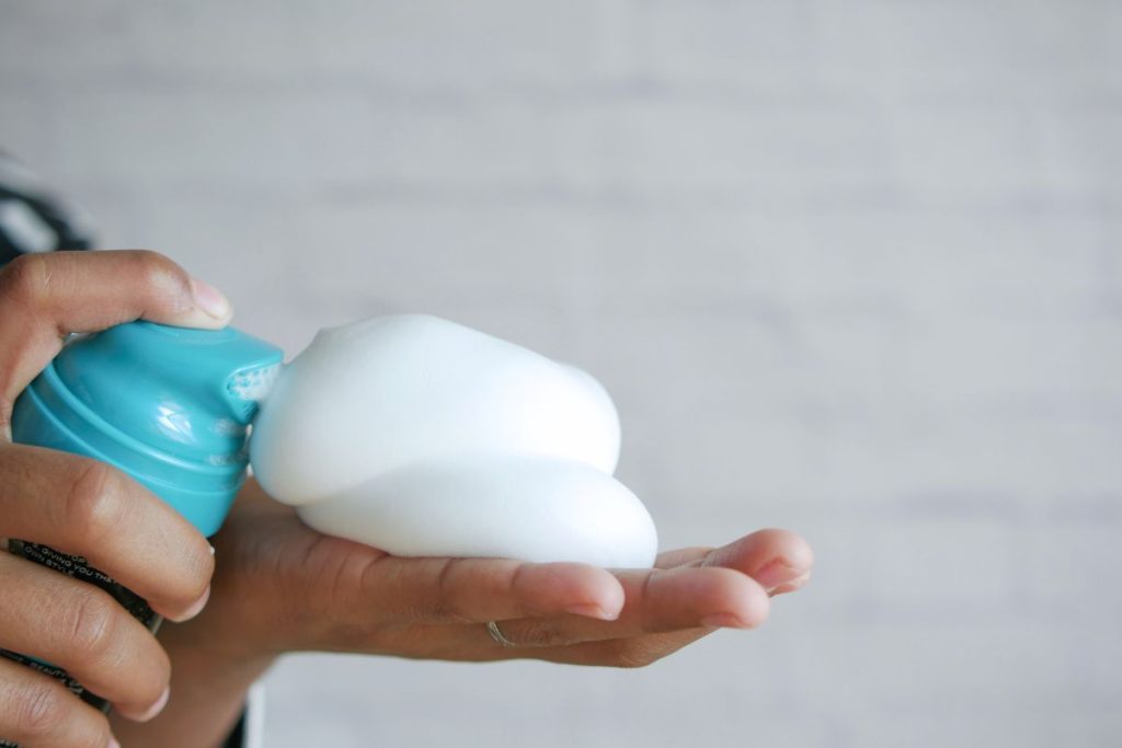 Kaip naudoti skutimosi putas tualeto sėdynei valyti