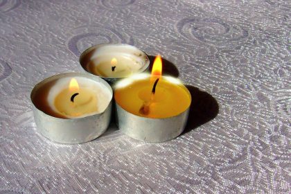 Užlašėjo žvakės vaškas? Kaip greitai ir saugiai jį pašalinti nuo bet kokio paviršiaus