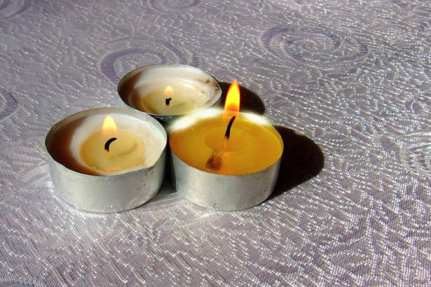 Užlašėjo žvakės vaškas? Kaip greitai ir saugiai jį pašalinti nuo bet kokio paviršiaus