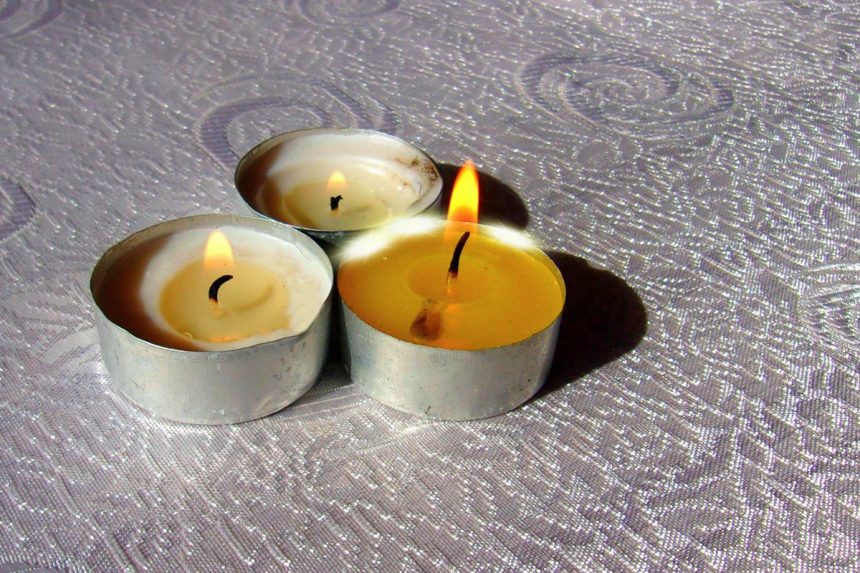 Užlašėjo žvakės vaškas? Kaip greitai ir saugiai jį pašalinti nuo bet kokio paviršiaus