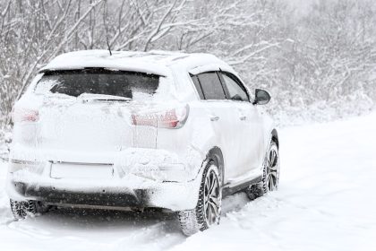 Vairuotojai raginami gruodį patikrinti automobilio bagažinę: taip sumažinsite degalų sąnaudas