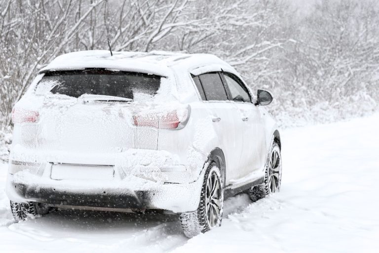 Vairuotojai raginami gruodį patikrinti automobilio bagažinę: taip sumažinsite degalų sąnaudas