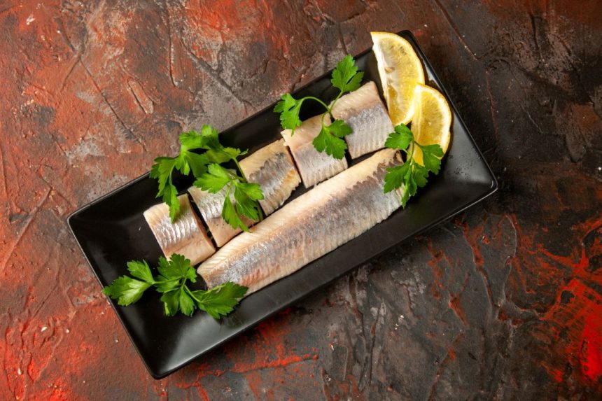 Vienu judesiu išvalysite silkę nuo ašakų: genialus triukas ir ekspertų patarimai