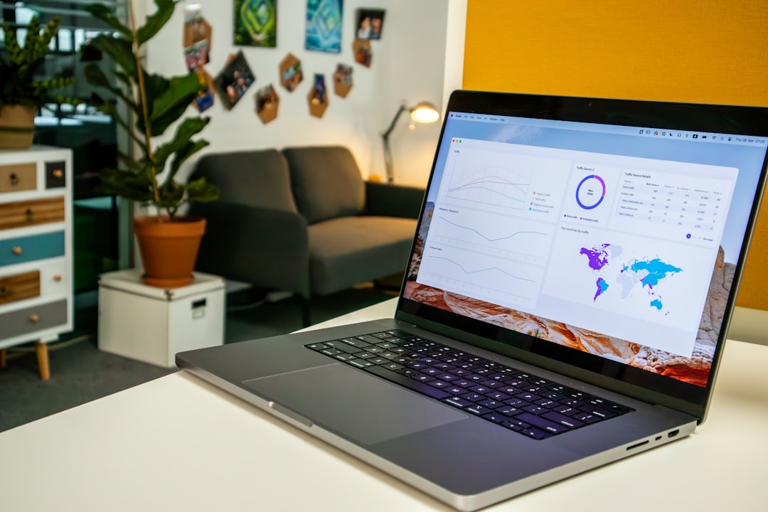 Kaip darbdaviai stebi nuotolinius darbuotojus? Technologijos, ribos ir ką verta žinoti