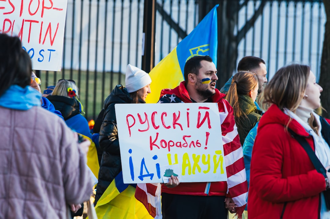 Kaip mulčiuoti daržą be brangių priemonių? Veikia paprasti sprendimai iš to, ką turite