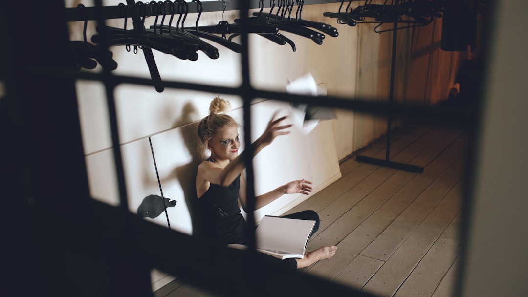 Kaip „quiet luxury“ mada jau keičia lietuvių spintas? Esminiai ženklai ir stilistų patarimai