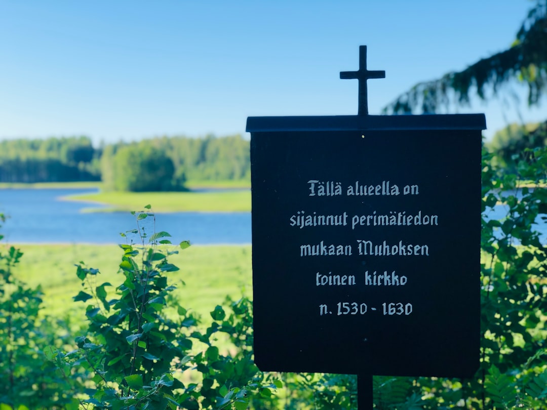 Kaip susikurti kapsulinį garderobą, kuris tinka lietuviškam klimatui? Praktinės gudrybės spintai