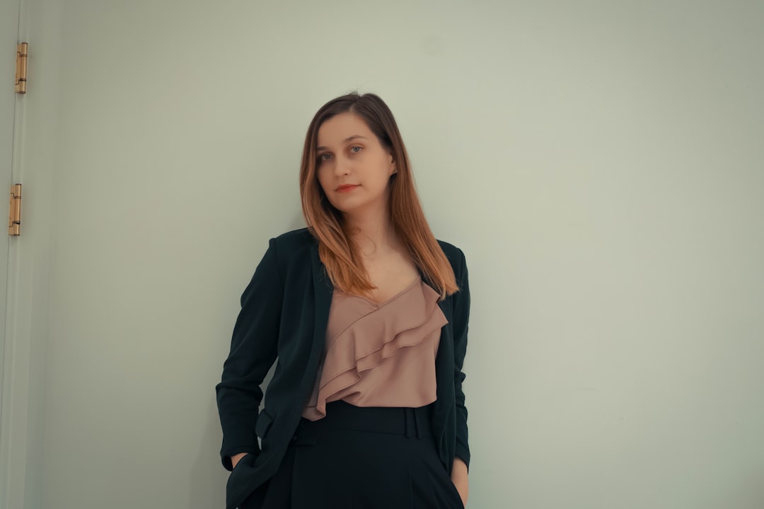 Kaip susikurti minimalistinį kapsulinį garderobą darbui? Stilistų patarimai naujam sezonui