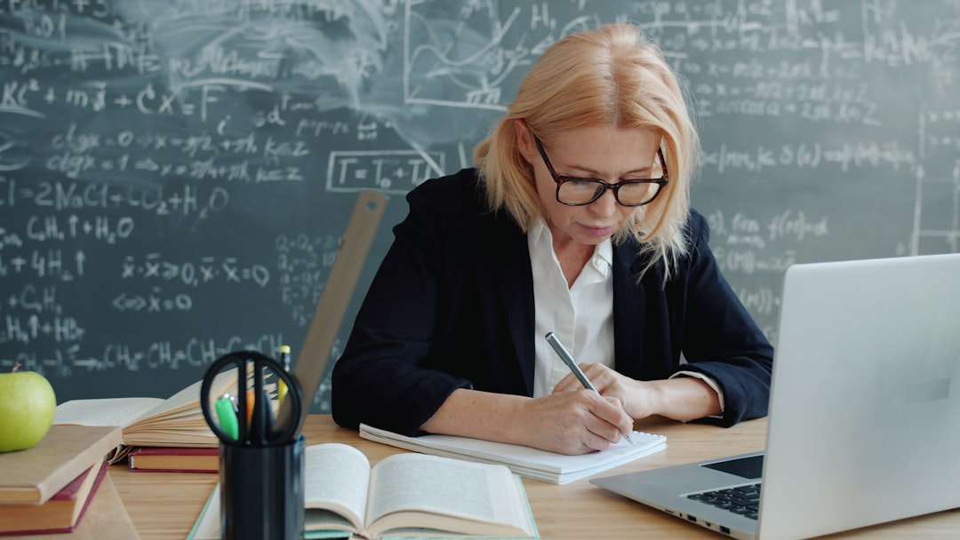Kodėl vis daugiau lietuvių po 50-ies grįžta į studijas? Nauja banga aukštosiose mokyklose