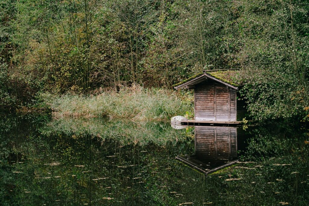A small hut sitting in the middle of a lake