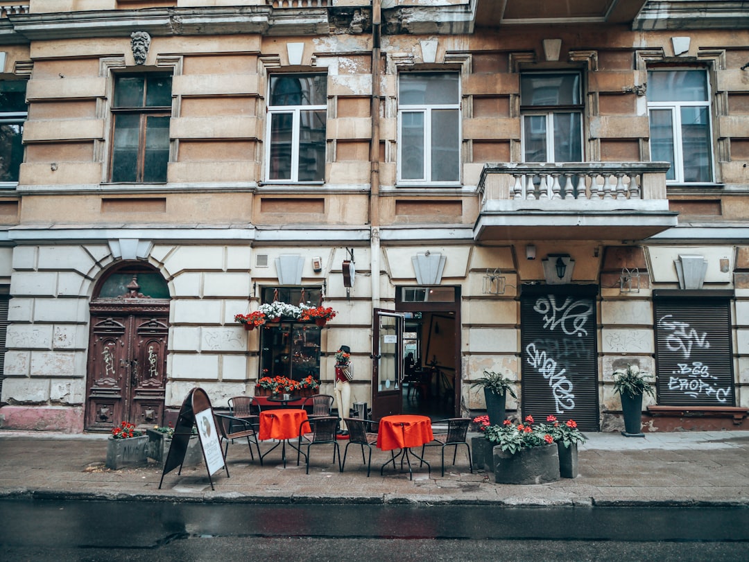 Kodėl vis daugiau sugrįžtančių emigrantų renkasi ne Vilnių, o mažus miestus? Patirtys iš pirmų lūpų