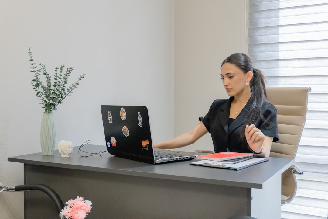Linas grįžta į biurą: kaip vasarą rengtis vėsiai, bet išlikti profesionaliai