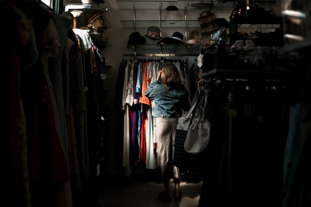 Naudotų drabužių renesansas Lietuvoje: kodėl second hand mada tampa nauju statuso simboliu
