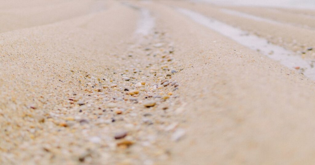 a blurry picture of sand and water on a beach