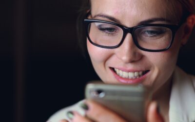 Ką tyliai daro telefonas jūsų akių odai? Paprasti kasdieniai sprendimai be drastiškų pokyčių