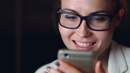Ką tyliai daro telefonas jūsų akių odai? Paprasti kasdieniai sprendimai be drastiškų pokyčių