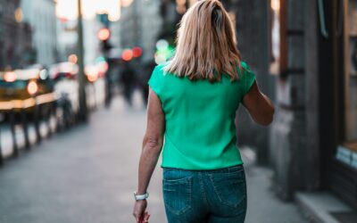 Kaip 15 minučių pasivaikščiojimas per pietų pertrauką keičia savijautą ir odą? Paaiškiname be iliuzijų