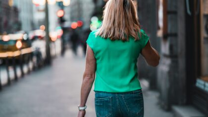 Kaip 15 minučių pasivaikščiojimas per pietų pertrauką keičia savijautą ir odą? Paaiškiname be iliuzijų