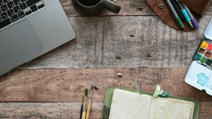 Kaip dienoraštis gali išgelbėti prisiminimus? Paprasti rašymo ritualai šiuolaikiniam žmogui