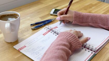 Kaip dienoraštis išvaduoja nuo kasdienio triukšmo? Rašymo ritualas, kuris tampa kultūra